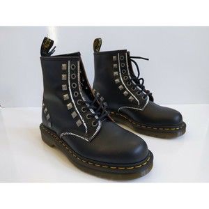 New DR MARTENS 1460 STUD LACE-UP BOOTS Size Women’s 7- Men’s Size 6 38U 18 hole
